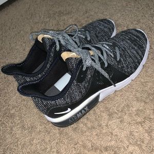 nike airmax tennis shoes